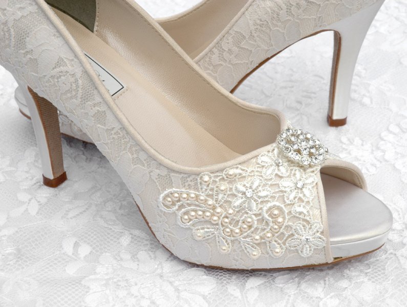 3-black-and-white-color-Bridal-lace-shoes-2014.jpg