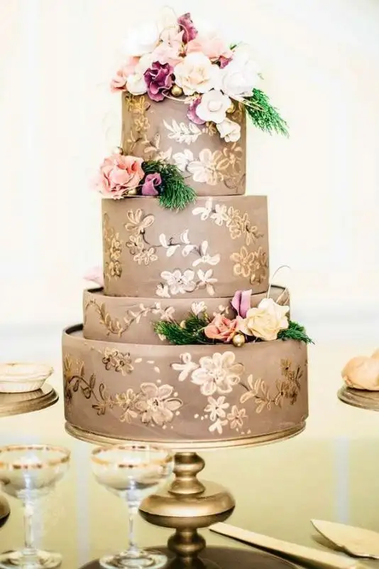 30-creative-and-lovely-hand-painted-wedding-cakes-13.webp