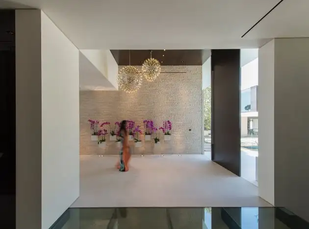 37LaurelWayentry.webp