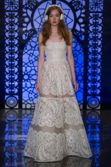 3Reem-Acra-Bridal-Fall-2016-Wedding-Dresses02-500x700.webp