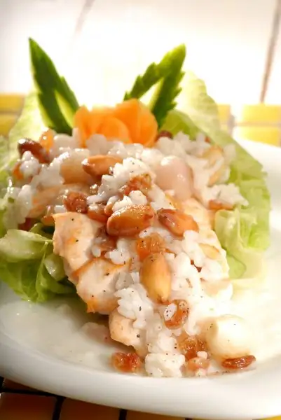 4- Bademli ve Pirinçli Tavuk Salatası.webp