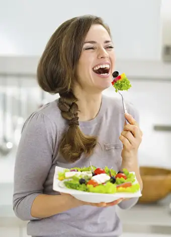 452018333-thinkstock-saglikli-beslenme-yemek-salata-mutlu-kadin-diyet-glr.webp