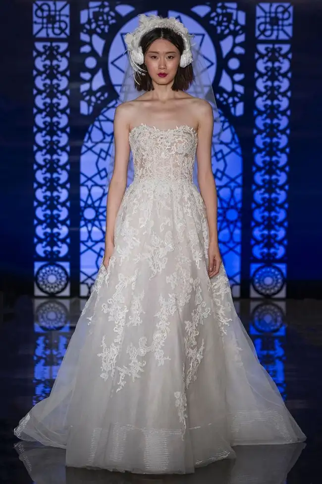 4Reem-Acra-Bridal-Fall-2016-Wedding-Dresses04.webp