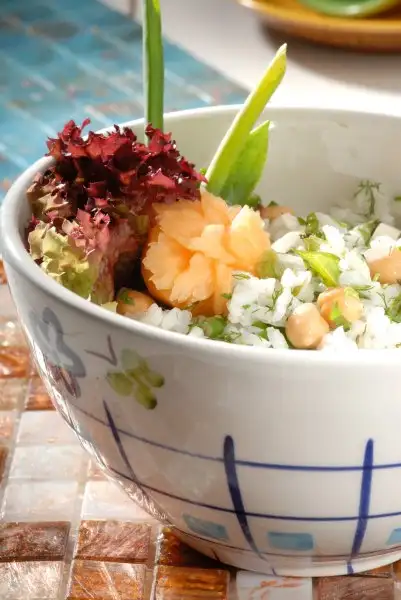 5- Pirinçli ve Nohutlu Akdeniz Salatası.webp