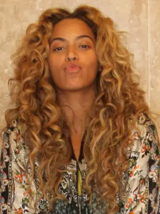 53d345cca0034_-_270213-beyonce-tumblr-makeup-free-lgn.webp