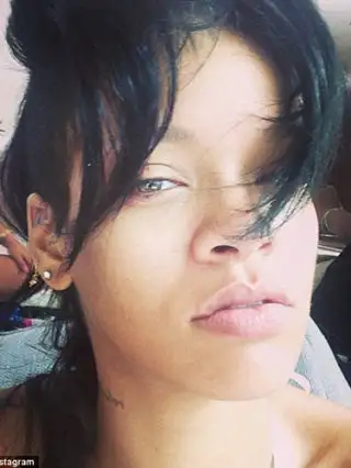 53d3548c62d39_-_rihanna-makeup-free.webp