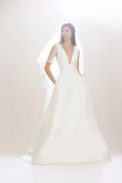 5Carolina-Herrera-Bridal-Fall-2016-Wedding-Dresses10.webp