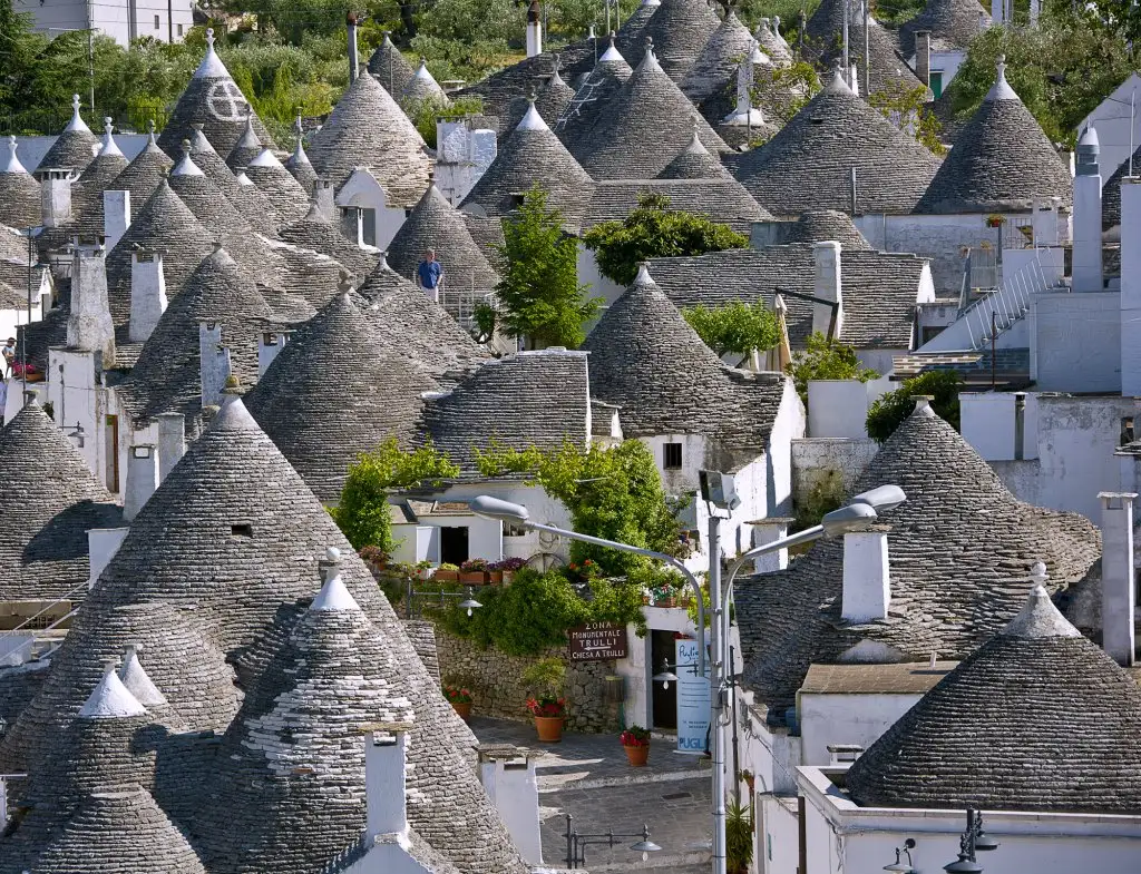 5italy-puglia-alberobello-i-trulli.webp