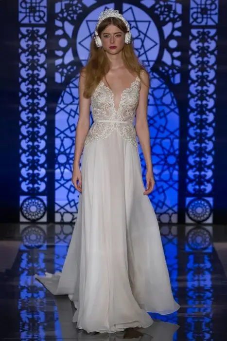5Reem-Acra-Bridal-Fall-2016-Wedding-Dresses09-500x700.webp