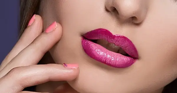 600-how-to-create-ombre-lips-tutorial-with-topshop-hannah-murray.webp