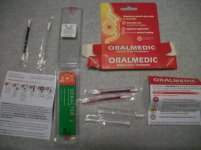 640px-Debacterol_and_Oralmedic_swabs_and_packaging.webp