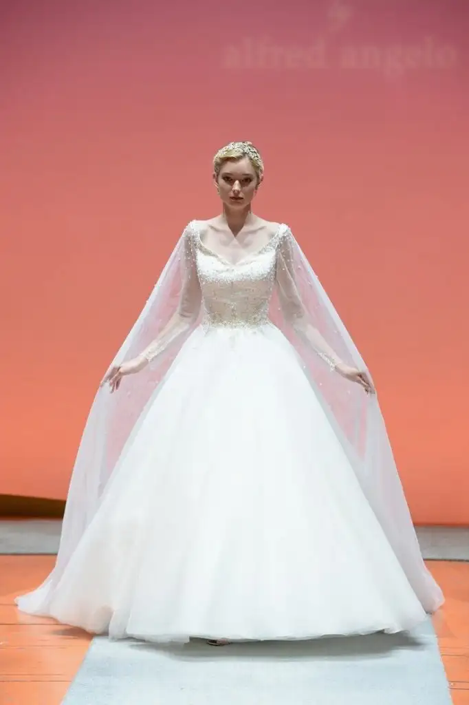 6Alfred-Angelo-Disney-Wedding-Dresses-Fall-2016-06.webp