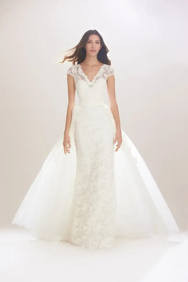 6Carolina-Herrera-Bridal-Fall-2016-Wedding-Dresses01.webp