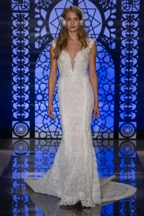 6Reem-Acra-Bridal-Fall-2016-Wedding-Dresses10-500x700.webp