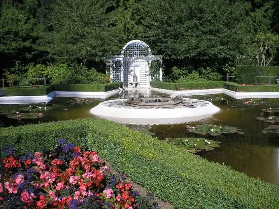 800px-star_pond-butchart_gardens.webp