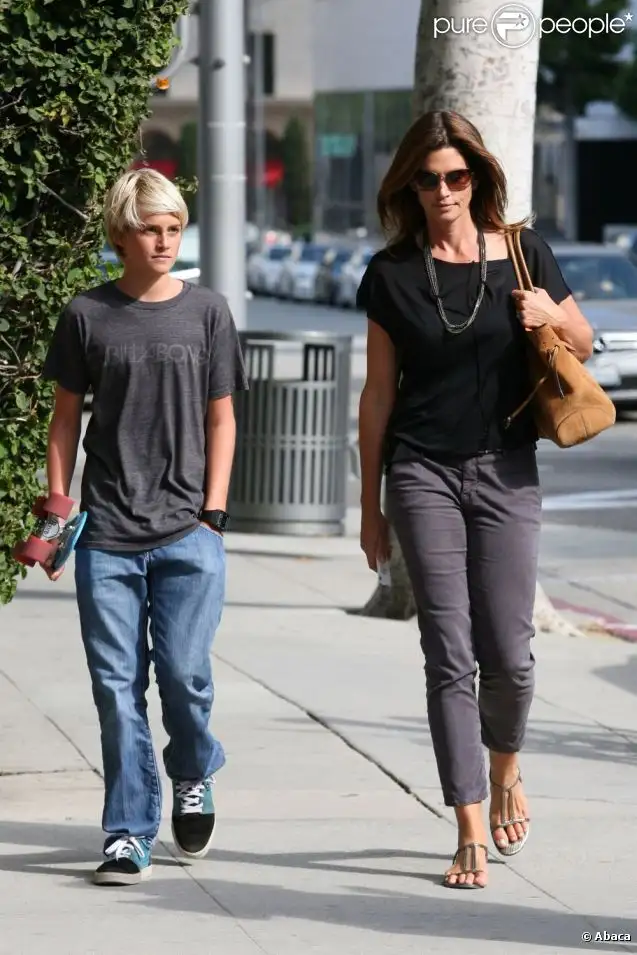 893322-cindy-crawford-et-son-fils-presley-font-637x0-2.webp