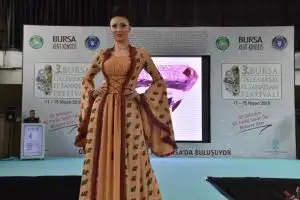 948027-bursa-da-yeni-moda-ebru-desenli-kiyafetler-5ad701954f985.webp