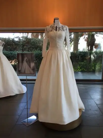 abito-con-giacchino-pronovias.webp