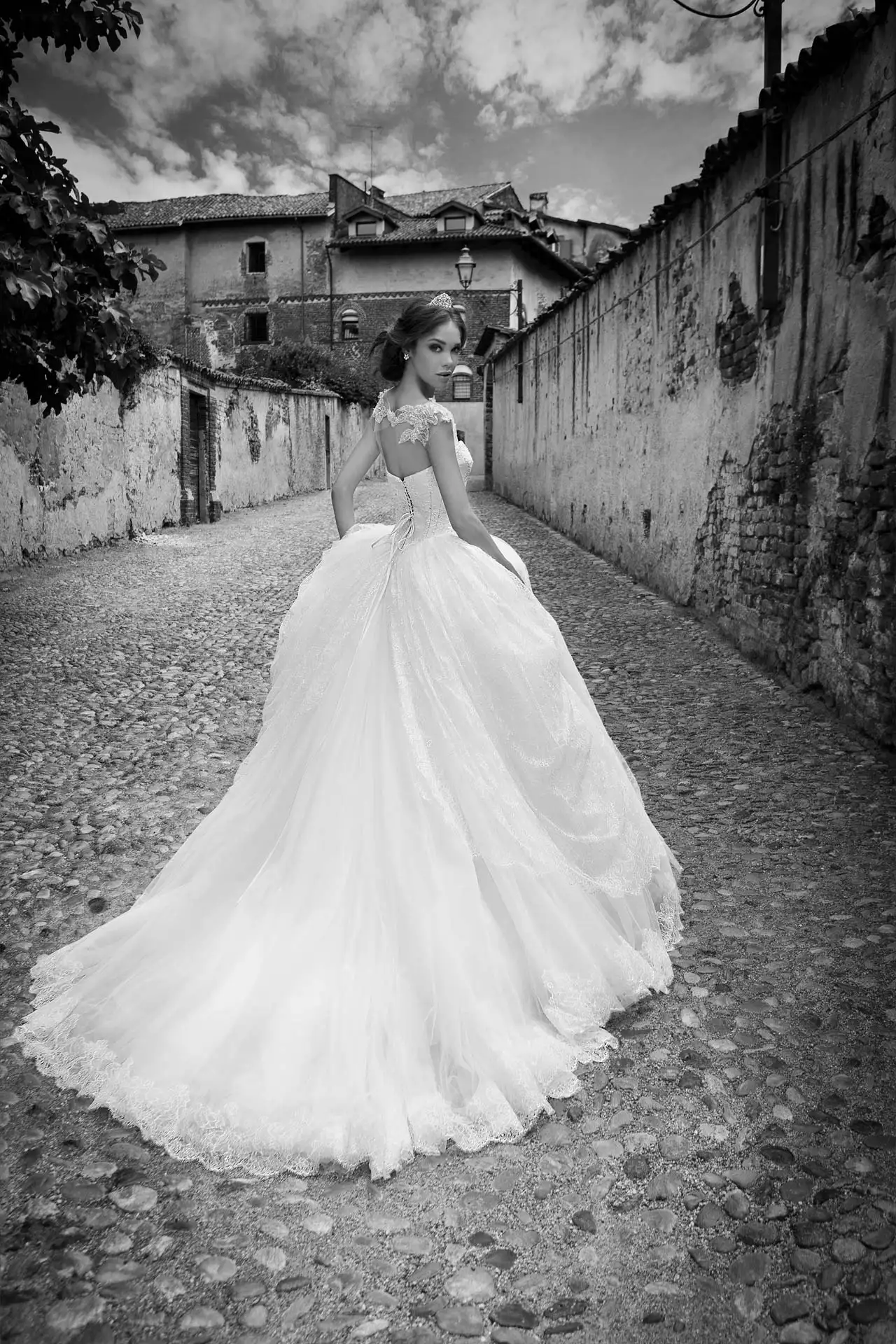alessandra-rinaudo-ARAB15620IV-SHERLY-AR_CollezioneSposa2015-moda-sposa-2015-84.webp