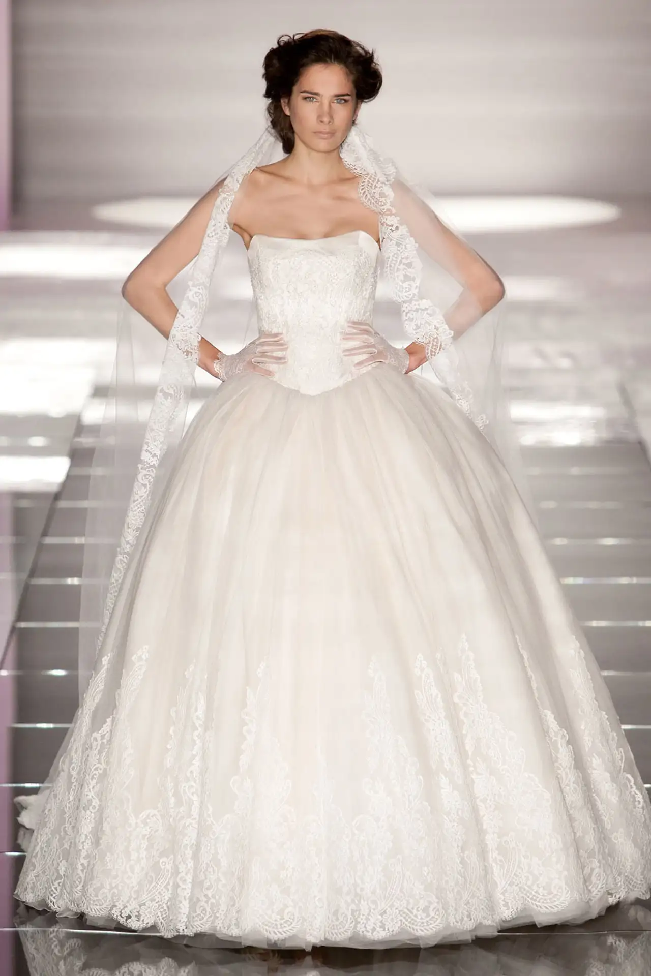 alessandra-rinaudo-ARAB15622PK-SIENNA-Catwalk2015-moda-sposa-2015-698.webp