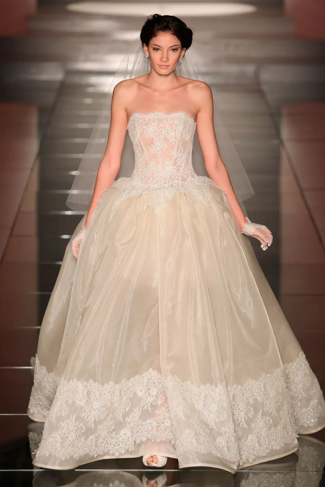 alessandra-rinaudo-ARAB15634IV-SUMMER-Catwalk2015-moda-sposa-2015-482.webp