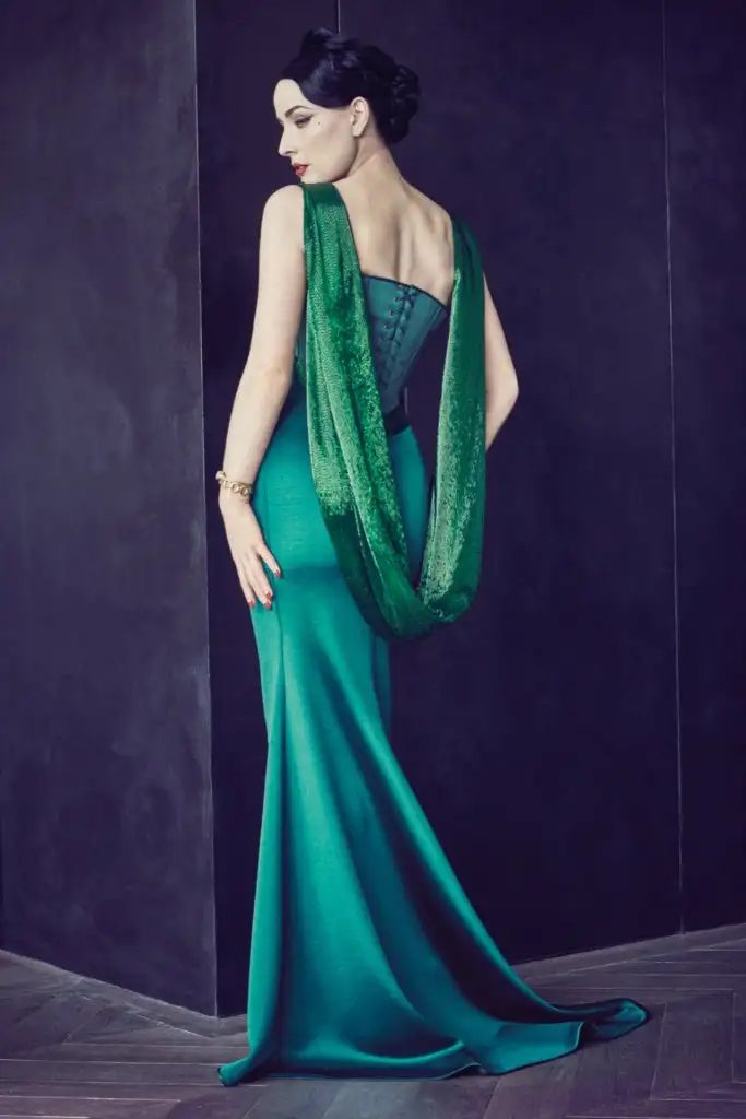 alexis-mabille-001-1366-1436432612.webp