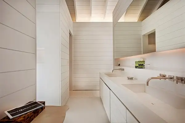 all-white-beach-villa-bathroom-design.webp