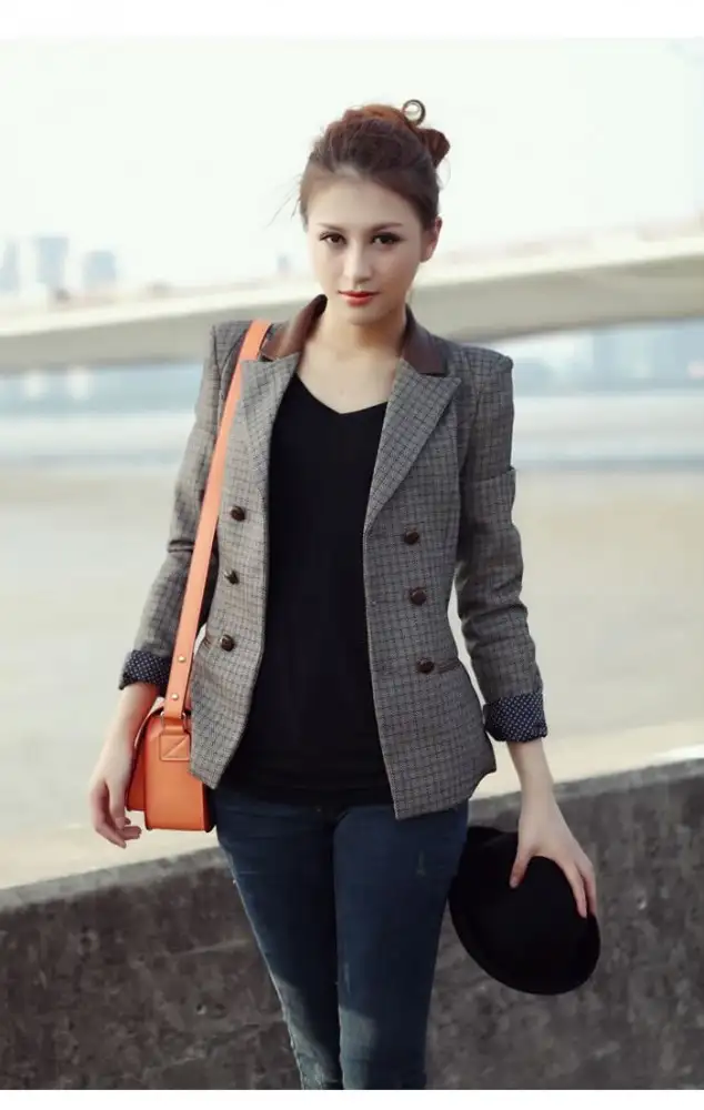 Altı-düğme-üç-ilik-bulunan-gri-blazer-ceketli-bayan-kombin-modeli.webp