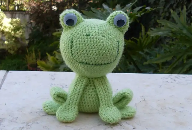 amigurumi-kurbaga-yapimi-mimuu-com-6.webp