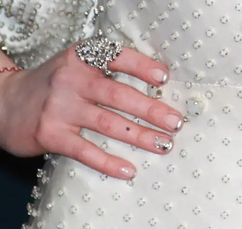 anne_hathaway_2012_lew_mis_silver_nails-e1355165292933.webp