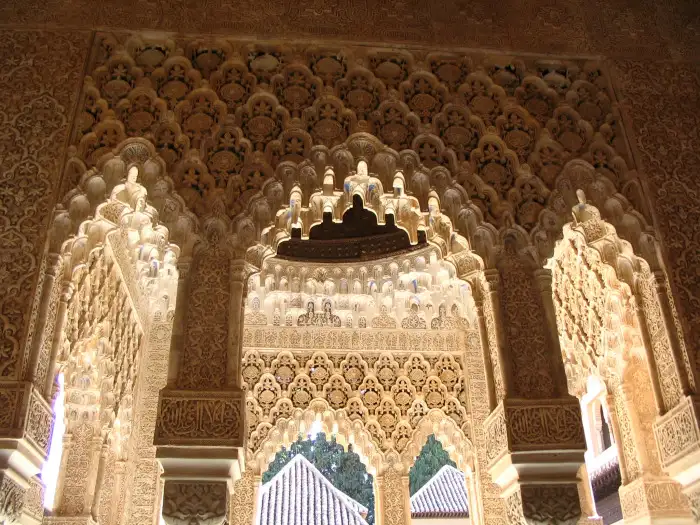 arcos_en_patio_de_los_leones_la_alhambra.webp