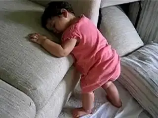 ayakta-uyuyan-sevimli-bebek.webp