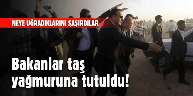 bakanlar_tas_yagmuruna_tutuldu_h10392.webp