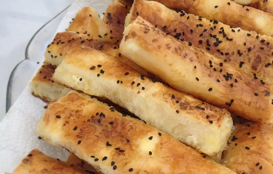 baklavalik-yufkadan-peynirli-borek-tarifi.webp