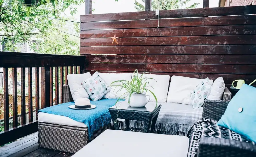 balkon_ahsap_dekor_fikirleri.webp