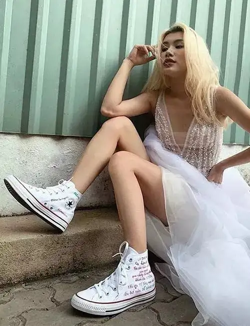 balo_kiyafeti_converse_ayakkabi.webp