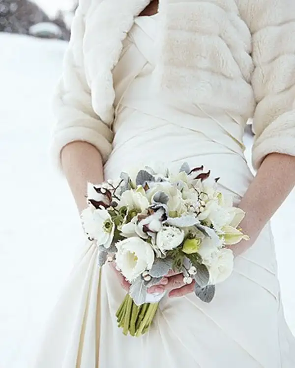 beautiful-winter-wedding-bouquets-32.webp