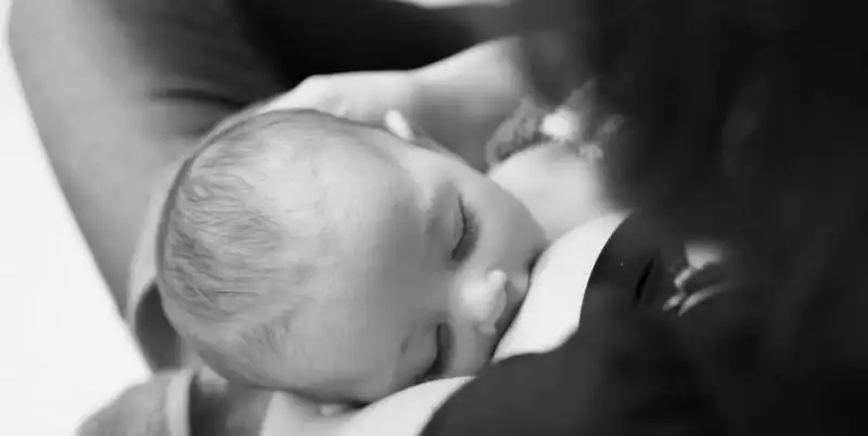 bebe-allaitement-lait-infantile-maman-qui-allaite-chouquette-maternite-accouchement-enfant-fi...webp