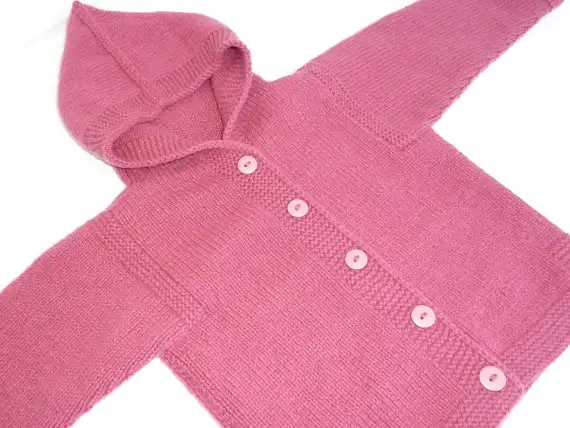 bebek-icin-kapsonlu-pembe-orgu-ceket-modeli.webp