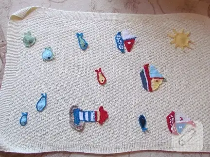 bebek-orguleri-aplikeli-bebek-battaniyesi-modeli.webp