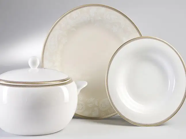 Beyaz-çiçek-desenli-bernardo-yemek-takımı-modeli.webp