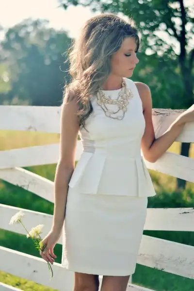 beyaz-peplum-elbise-modelleri.webp
