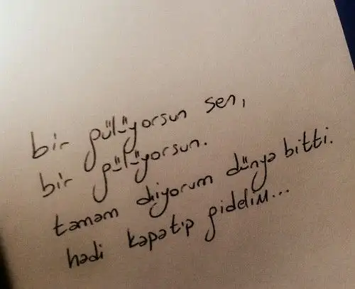bir gülüyorsun.webp