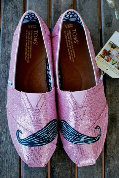 bıyık-figürlü-espadrilles-ayakkabı-modeli.webp