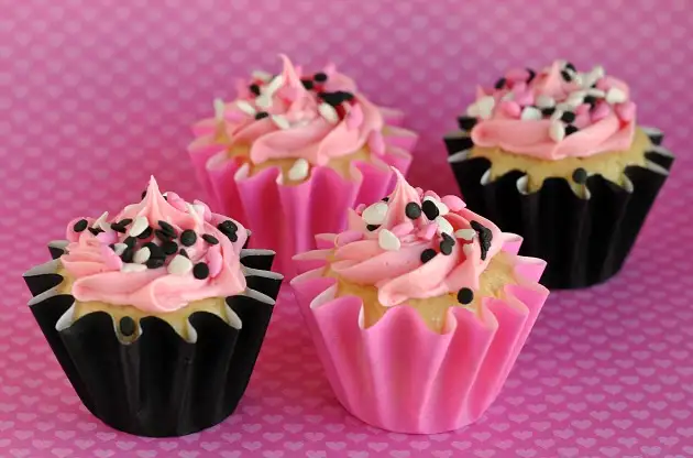 Black-and-Pink-Cupcakes-for-Valentines-Day.webp