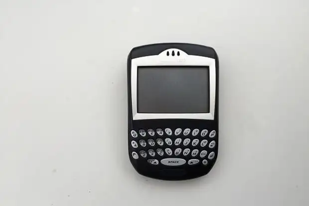 blackberry-6230-2003,GWYIuNYcS0CcX3UJYKHinA.webp