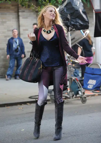 Blake+Lively+Gossip+Girl+Films+New+York+SKBr1d4Tl0Vl.webp
