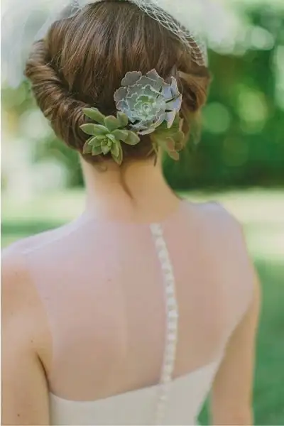 blogs-aisle-say-bridal-hairstyles-with-succulents-and-airplants-6.webp