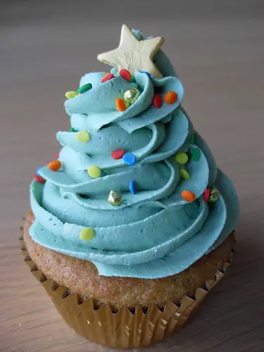 Blue-Christmas-Tree-Cupcake.webp