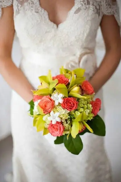 bouquet-mariee-corail-mariage-original.webp